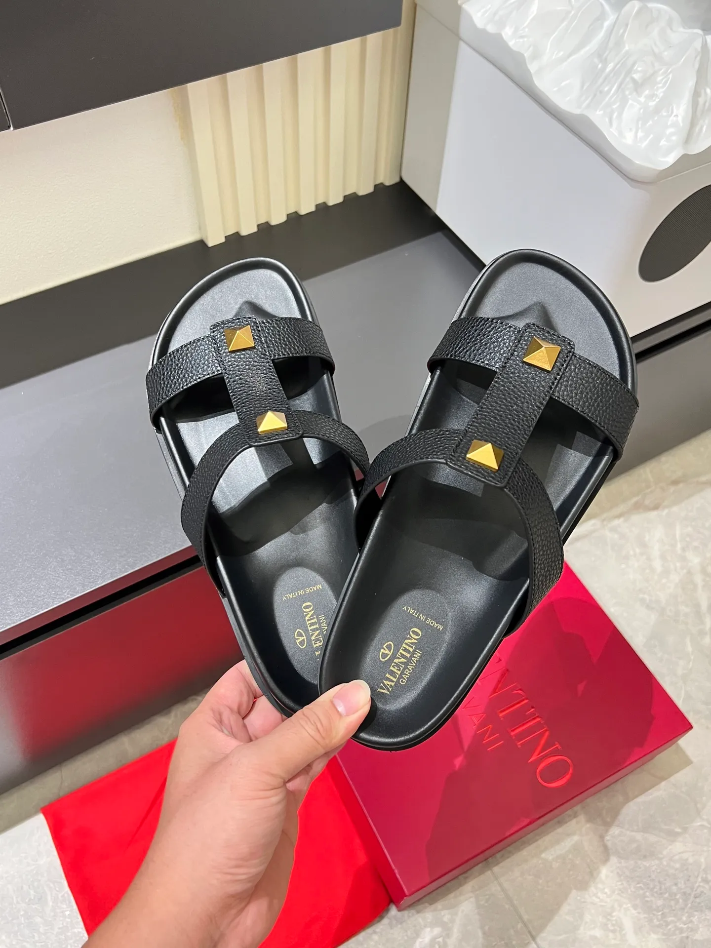 Men's shoes 💰p300 VALENTINO Men's 🧍‍♂️ Spring and summer new style metal logo flat slippers, elegant sandals, the same style worn by celebrities, original molding, imported calfskin. Rubber outsole. Soft and durable, full set of counter packaging size: 39-44 (.45.46 customized)